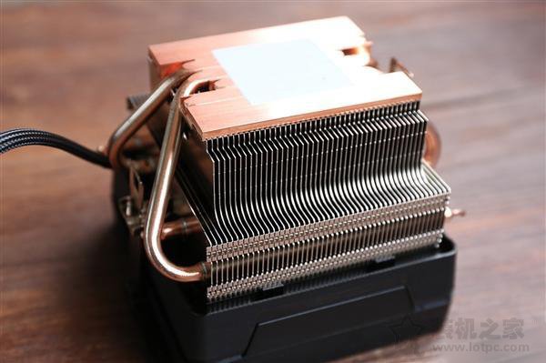 AMD銳龍Ryzen7 2700X盒裝自帶CPU散熱器嗎？自帶散熱器夠用嗎？